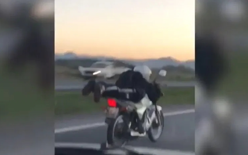 Vídeo: motociclista é flagrado pilotando deitado sobre moto na BR-470