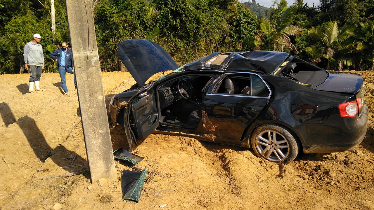 Motorista fica ferido após colidir em poste no município de Ibirama