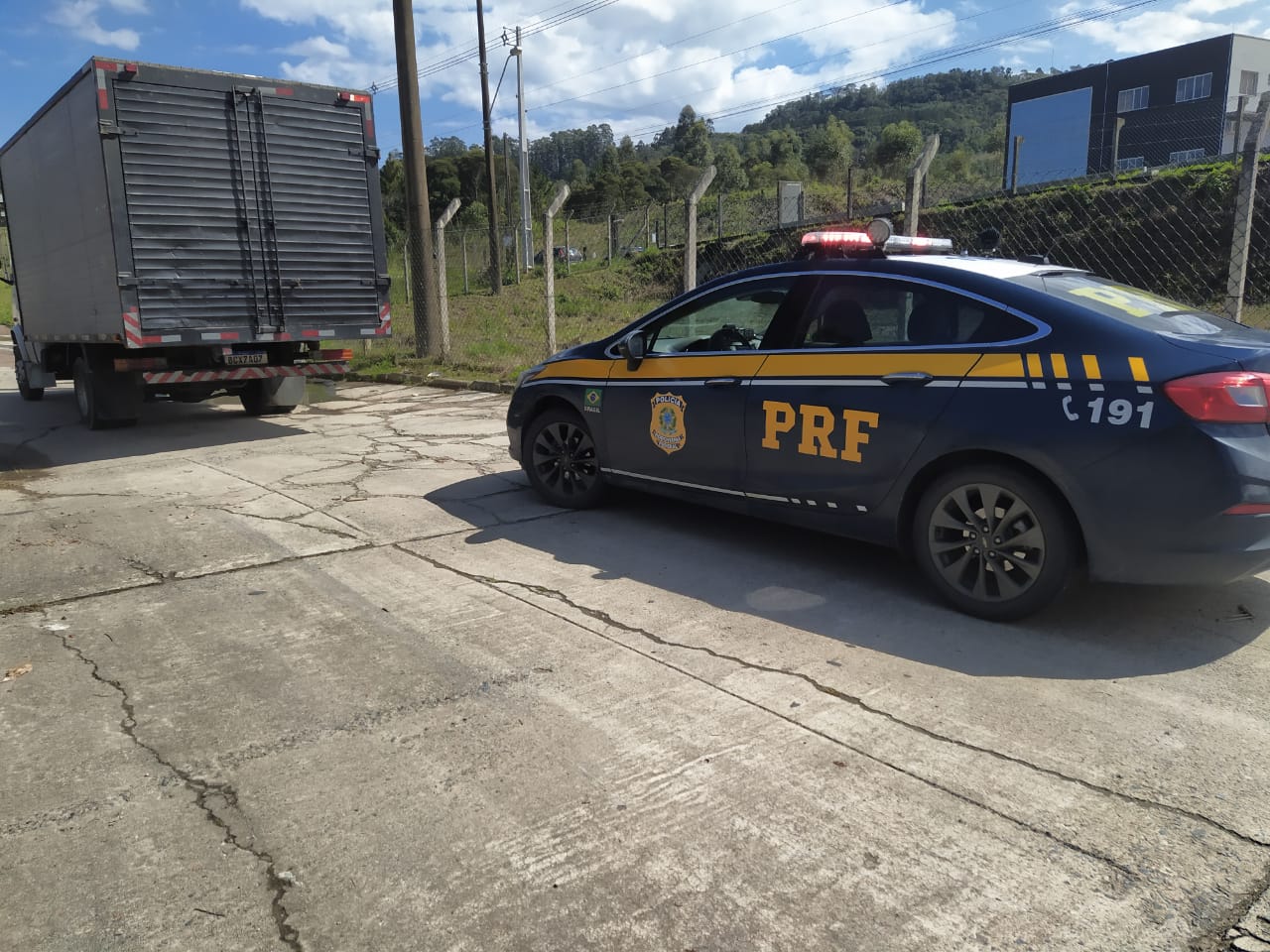 PRF recupera veículo furtado e com placas falsas, na BR 470