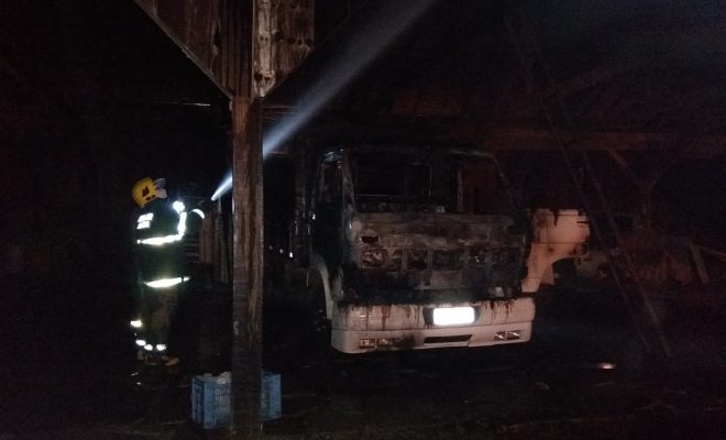 Incêndio destrói caminhão no centro de Salete