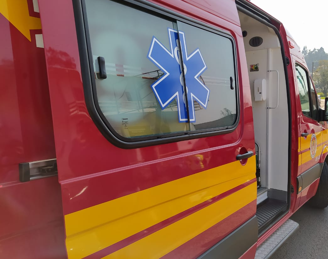 Criança de 3 anos sofre traumatismo grave após porta de vidro cair e atingir cabeça, no Alto Vale