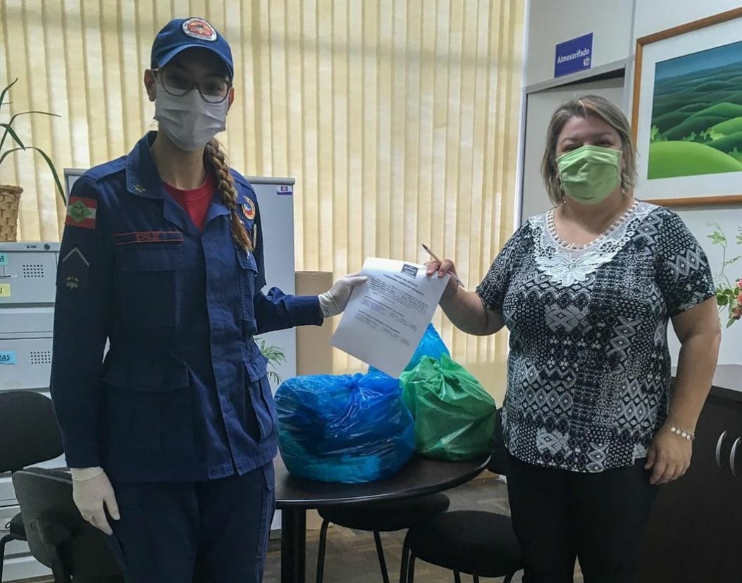 Corpo de Bombeiros de Taió realiza entrega das doações da campanha Cobertor Solidário