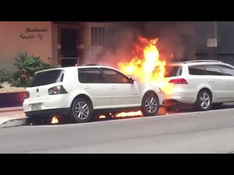 Vídeo mostra mulher ateando fogo no veículo do ex marido em SC
