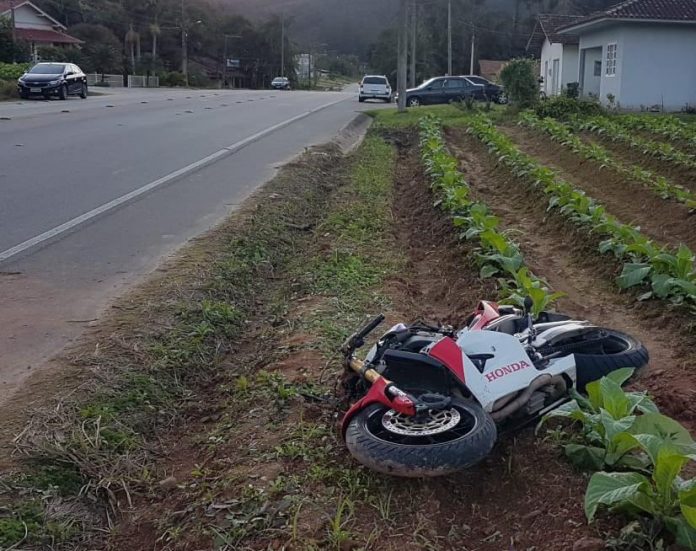 Idosa morre atropelada por motocicleta na SC-108; motociclista fica em estado grave