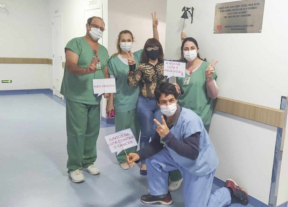 Pacientes com câncer tocam sino da vitória em Rio do Sul