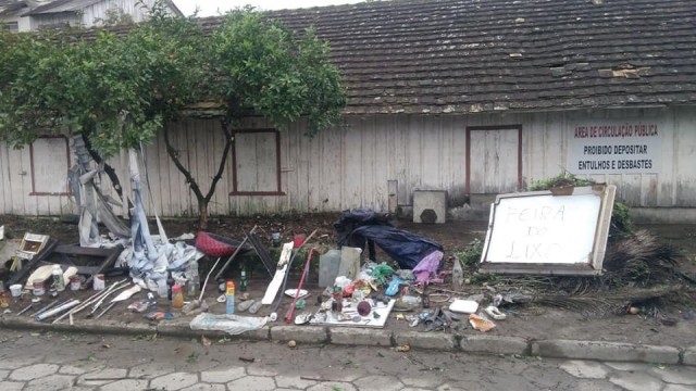‘Feira do Lixo’ ironiza entulhos jogados por moradores em local de Taió