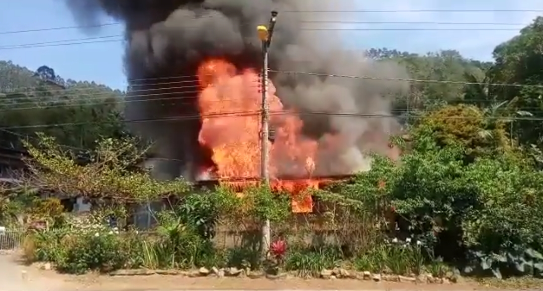 Bombeiros salvam residência após outra ser completamente destruída pelo fogo no Alto Vale