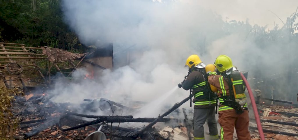 Família com cinco crianças perde tudo em incêndio no município de Apiúna
