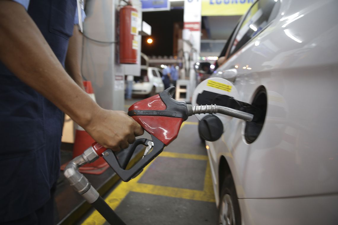 Governo Federal volta a discutir retomada de impostos dos combustíveis