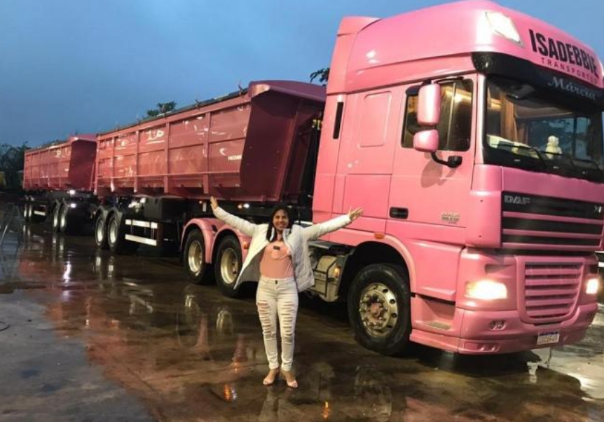 Caminhoneira que venceu o câncer de mama transporta prevenção pelo país