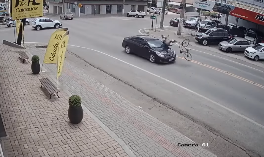 VÍDEO: Ciclista corta a frente de veículo e é atropelado em Taió