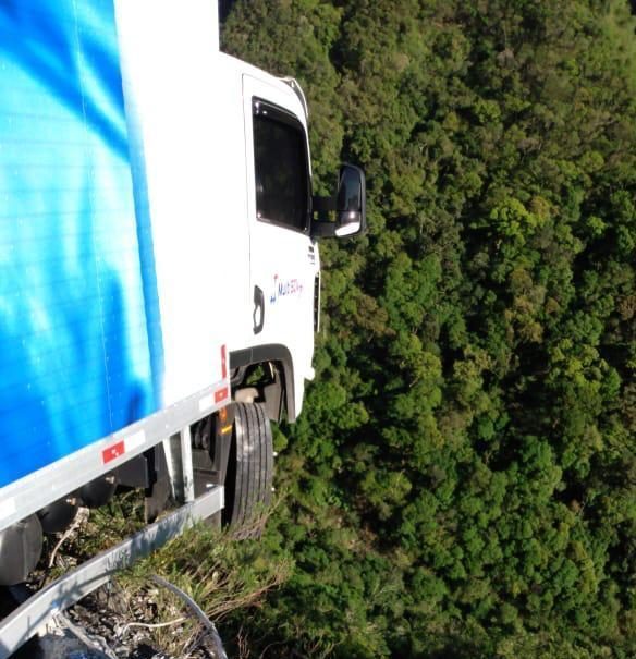 Caminhão fica pendurado na Serra do Rio do Rastro