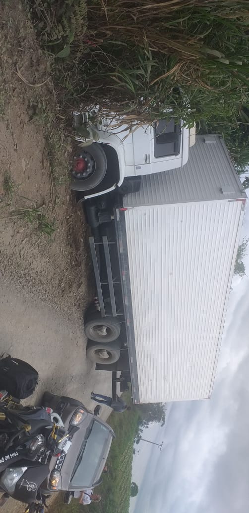 Motorista de caminhão com placas de Pouso Redondo perde controle, e cai na ribanceira em Santa Terezinha