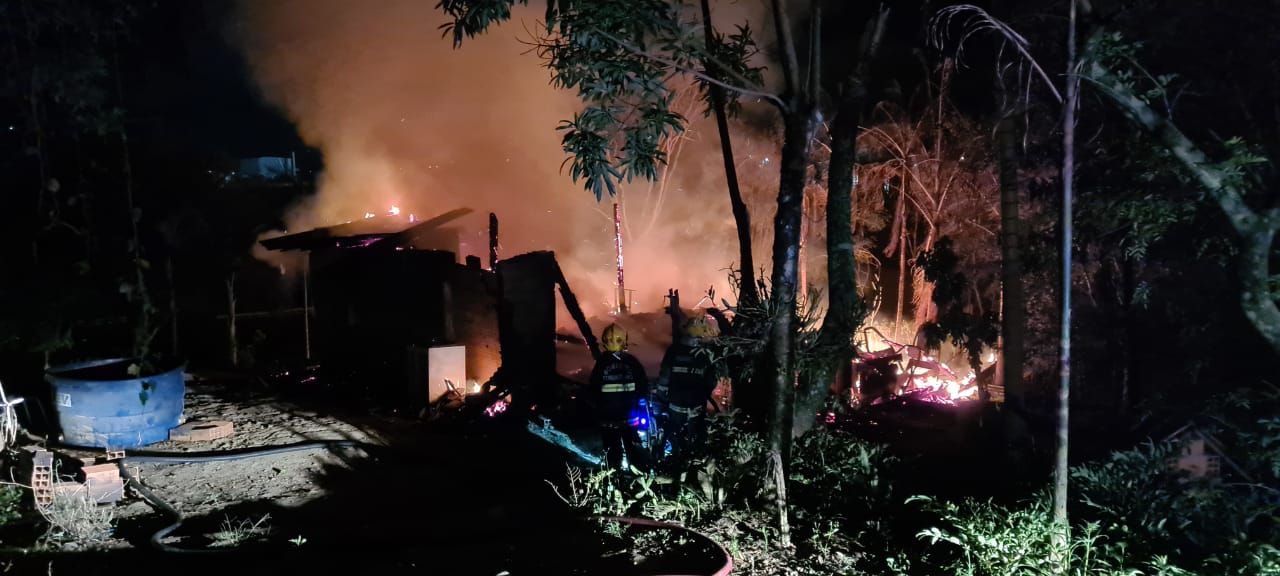 Casa é consumida pelo fogo em Rio do Sul