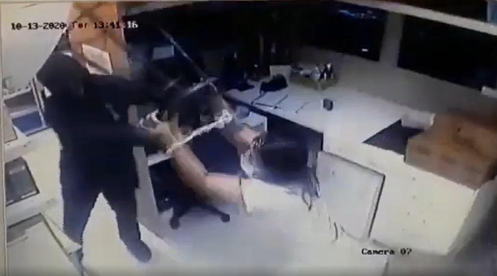 VÍDEO: mulher reage a assalto e agride homem em SC