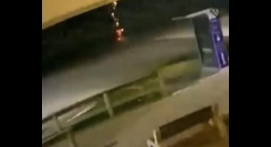 VÍDEO: Câmera de segurança mostra momento em que raio atinge homem em SC