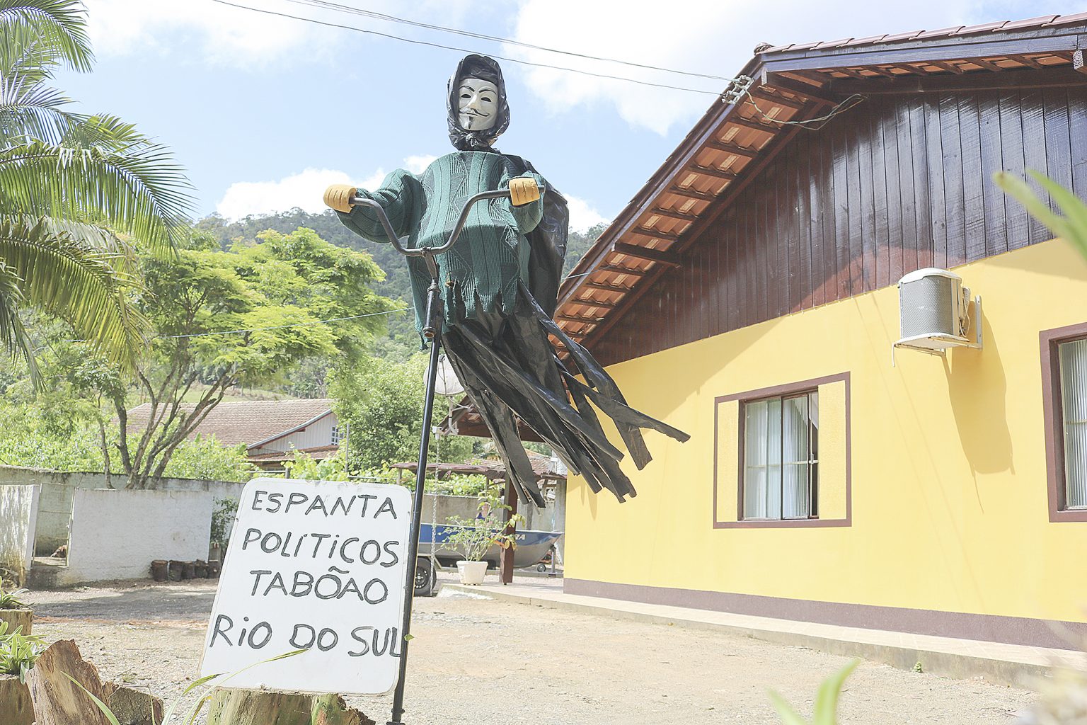 Morador coloca “espanta político” na frente de casa no Alto Vale