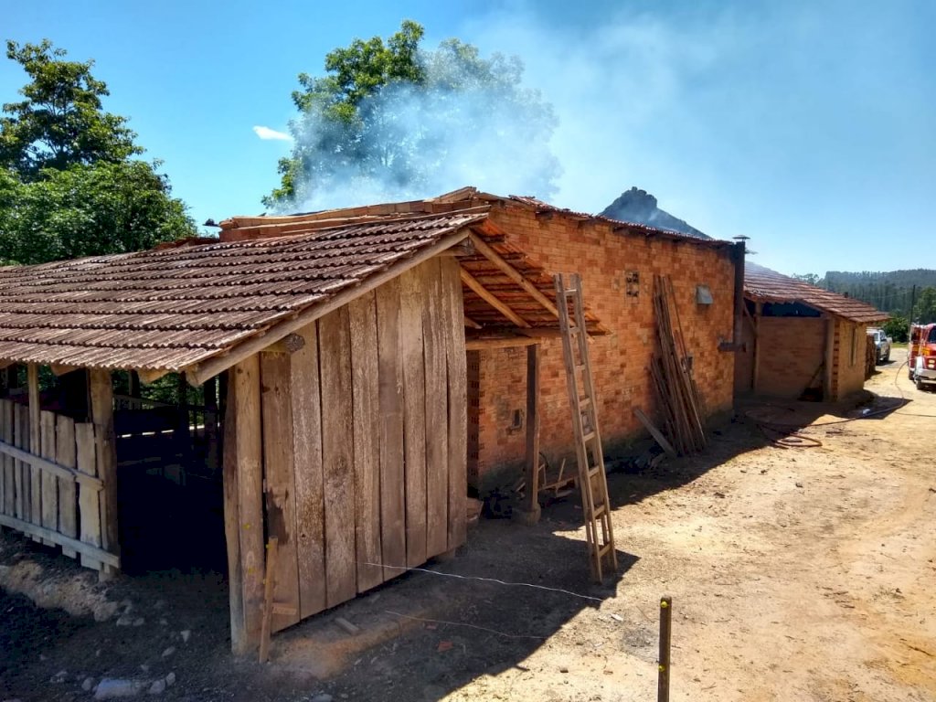 Incêndio é registrado em estufa em Ribeirão do Salto, em Taió