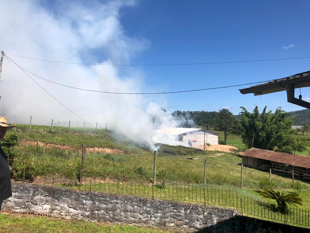 Queda de poste ocasiona incêndio em propriedade no município de Taió