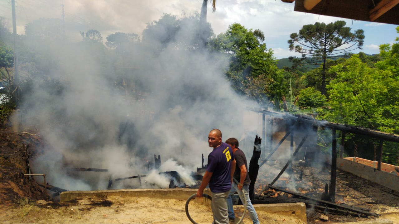 Urgente: Incêndio atinge casa em Salete