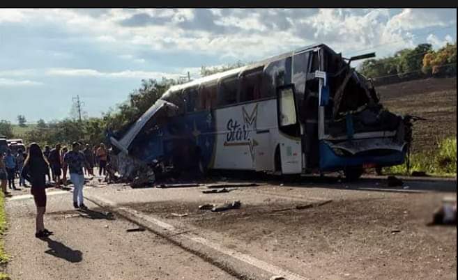 Acidente entre caminhão e ônibus deixa ao menos 41 mortos