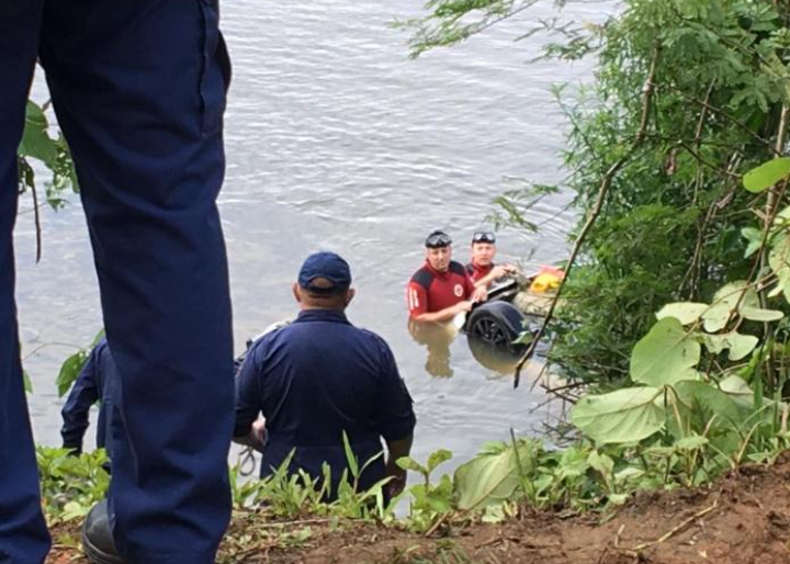 Homem morre após carro cair no Rio Itajaí-Açu