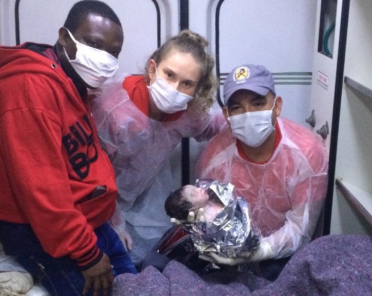 Socorristas dos Bombeiros Voluntários realizam parto em ambulância no Alto Vale