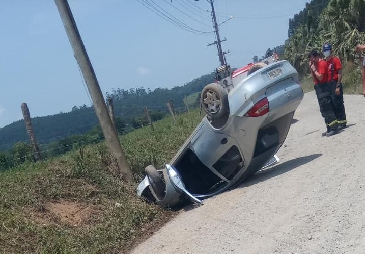 Veículo capota no interior de Taió nesta quinta-feira (26)