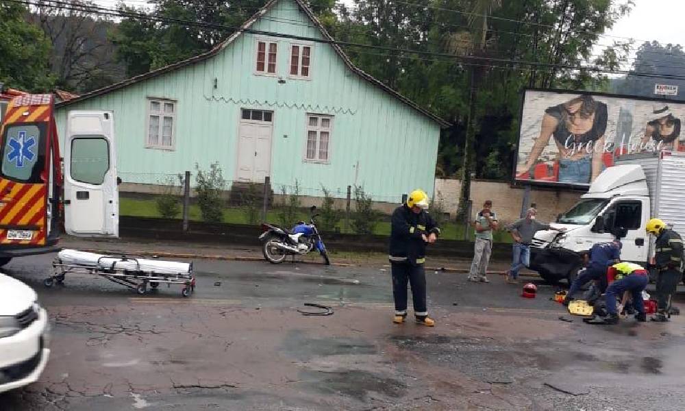 Colisão deixa motociclista ferido no centro de Rio do Sul