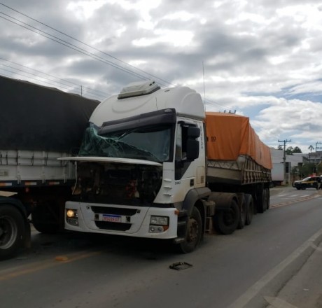 Colisão envolvendo duas carretas é registrado na BR-470, em Pouso Redondo