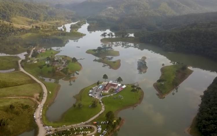 Adolescente de 14 e criança de 4 anos morrem após carro cair em barragem no Vale do Itajaí