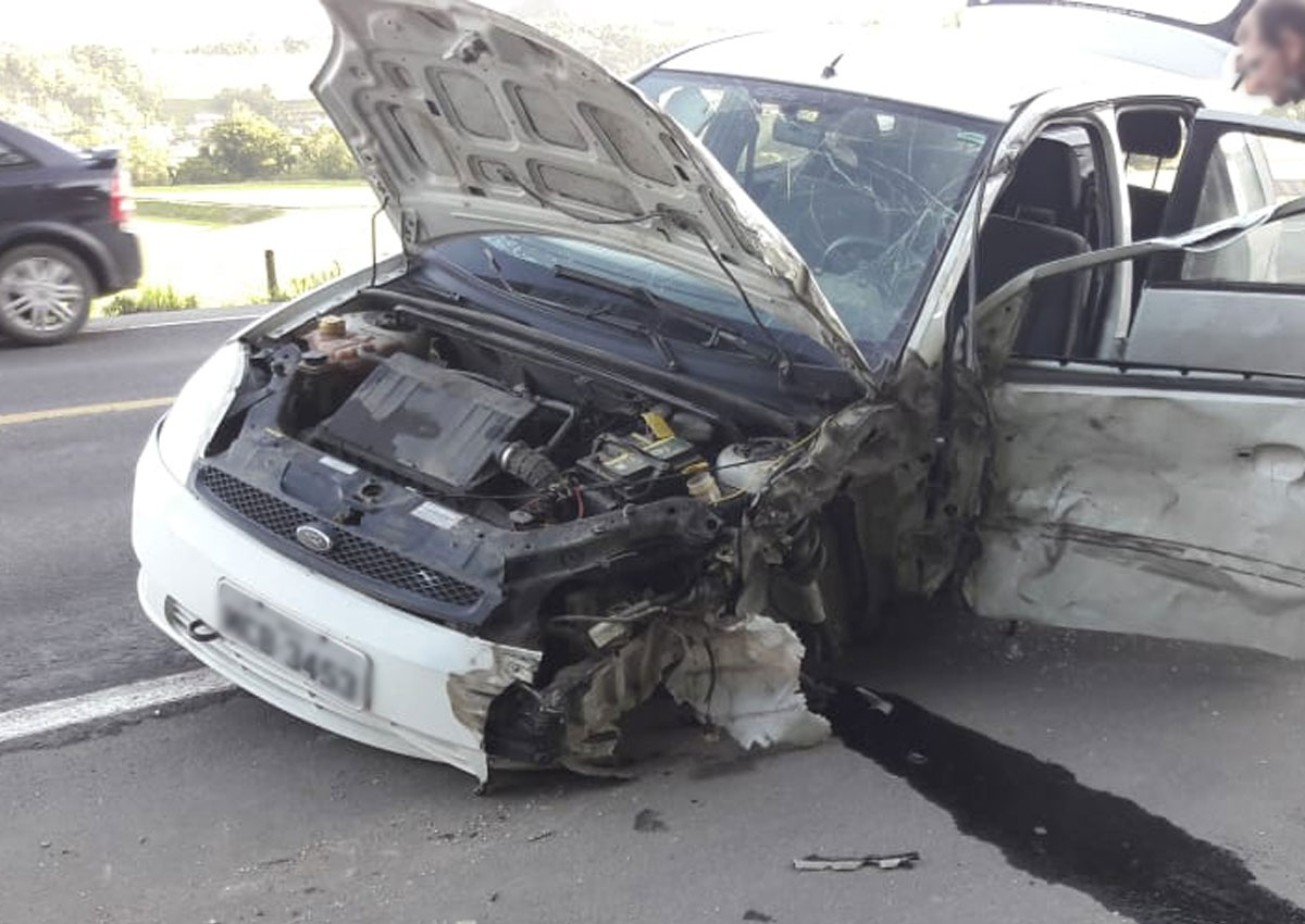 Carro com placas de Salete se envolve em acidente na BR-470 em Agronômica