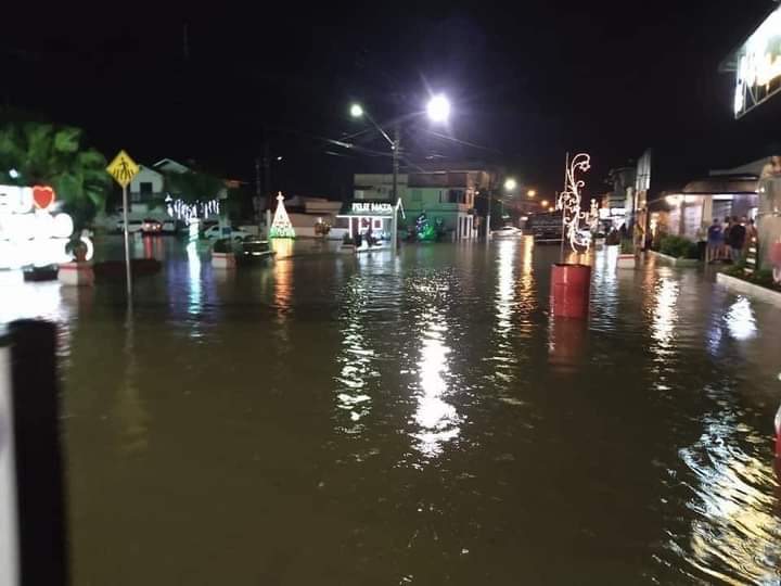 VÍDEO: Chuva forte causa alagamentos em Pouso Redondo