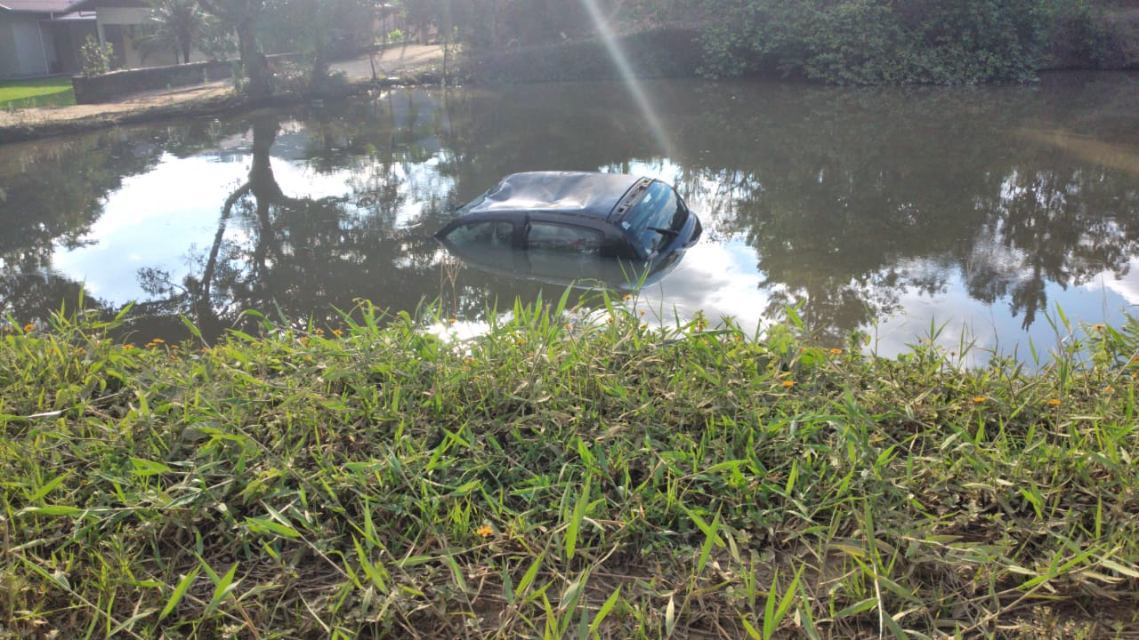 Veículo cai em lagoa e deixa uma pessoa gravemente ferida no Alto Vale