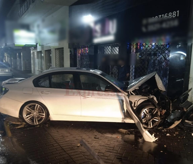 BMW fica destruída após colidir em poste em Rio do Sul