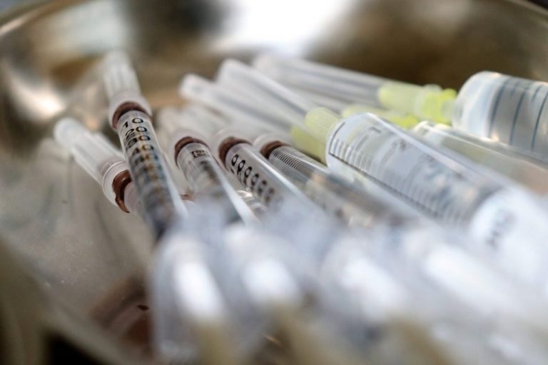 Vacinação no Brasil pode começar em 20 de janeiro ‘na melhor hipótese’, diz Saúde