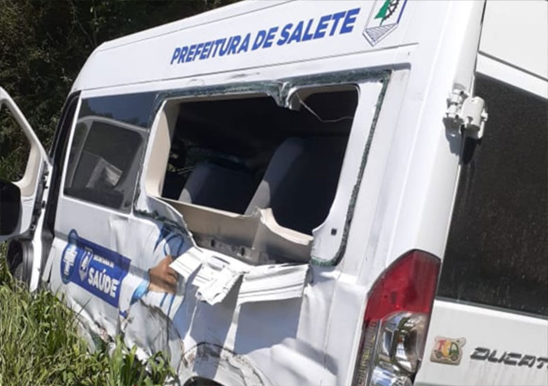 Acidente envolvendo caminhão e Van da Secretaria da Saúde de Salete na BR-470
