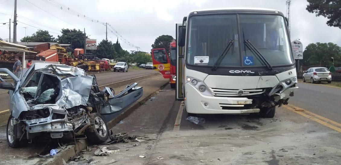 Gravíssimo acidente entre carro e micro-ônibus deixa vítima presa às ferragens em SC