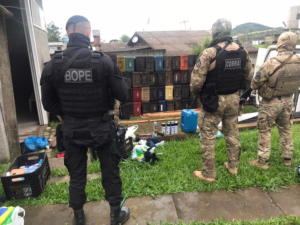 Assalto em Criciúma: polícia encontra acionador de explosivo e roupas com sangue em casa no RS