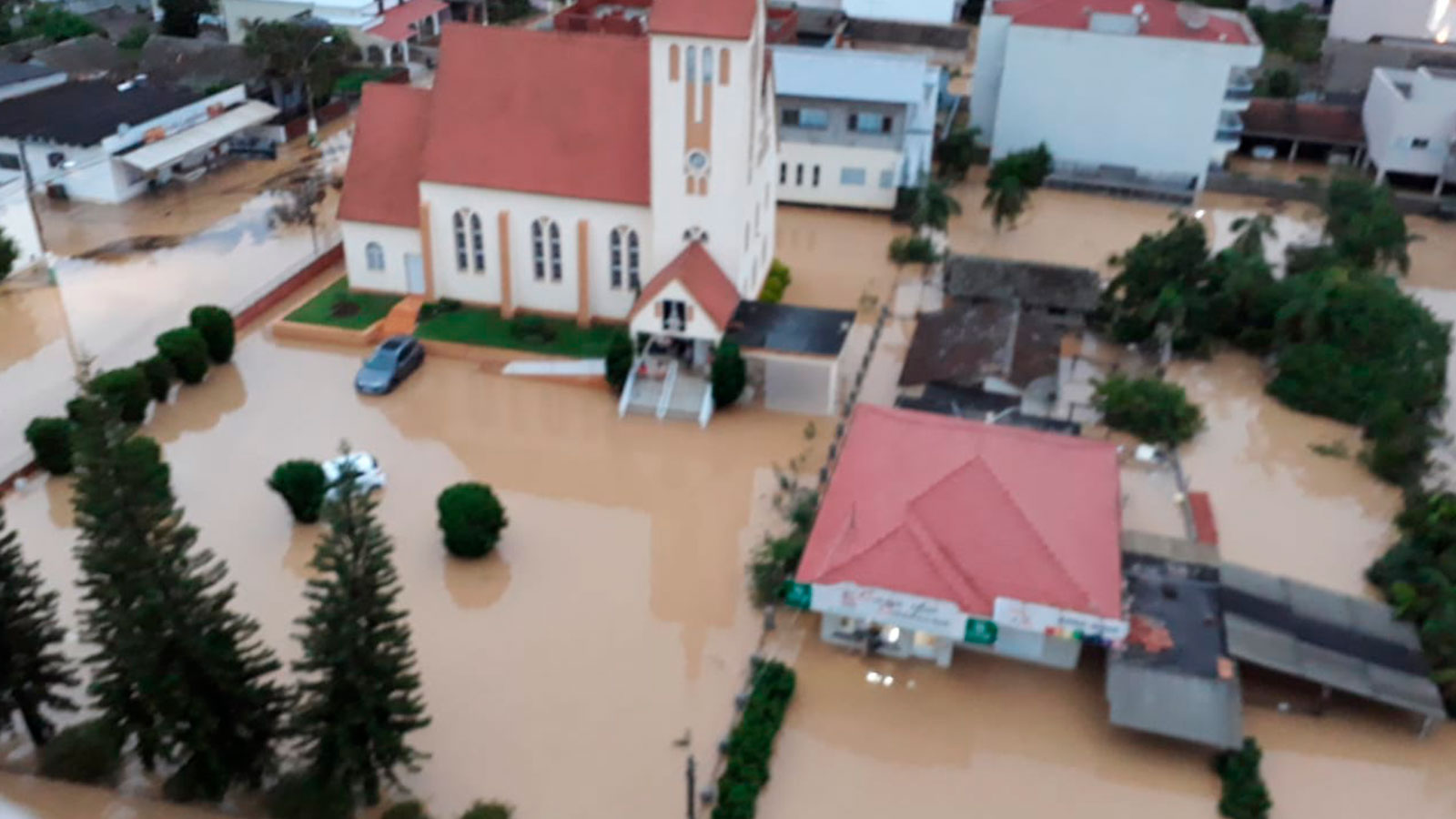 Chuva devasta cidades no Alto Vale e deixa mortos e desaparecidos