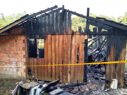 Residência é totalmente destruída por incêndio em Petrolândia
