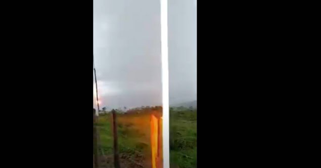 Homem flagra momento em que quase é atingido por raio, veja o vídeo