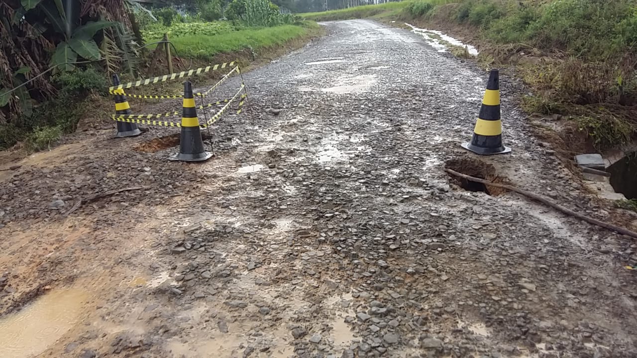 Fortes chuvas causam interdição de estrada em Rio do Campo