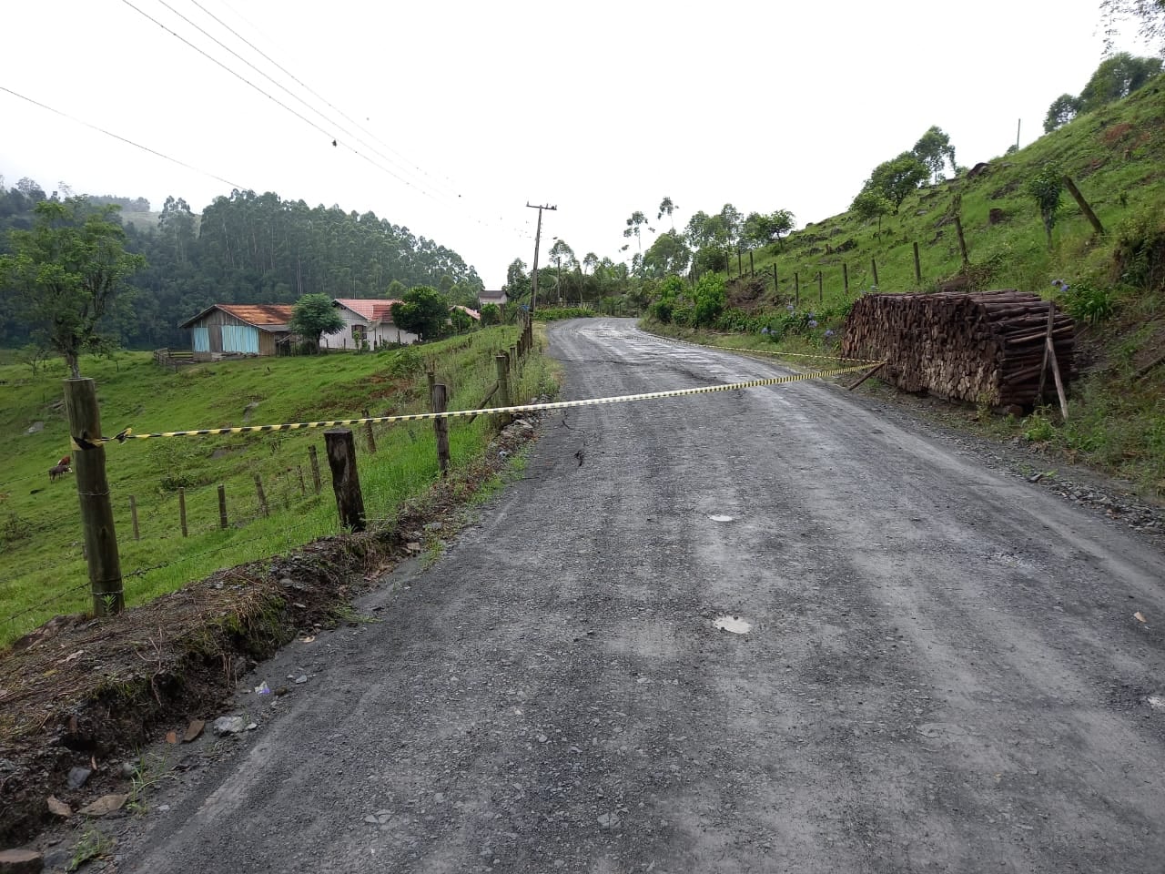 Defesa Civil interdita estrada com rachaduras em Braço do Trombudo