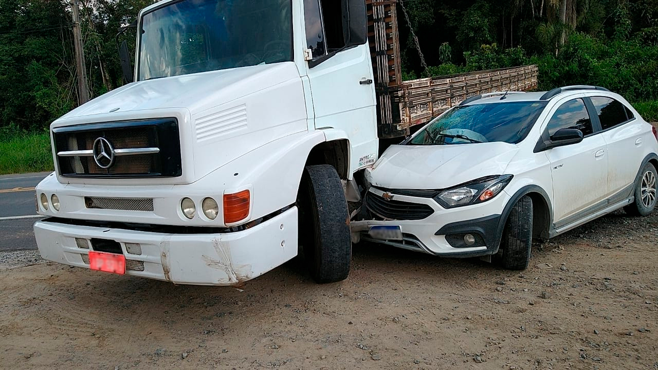 Acidente entre carro e caminhão é registrado na SC-114 em Pouso Redondo