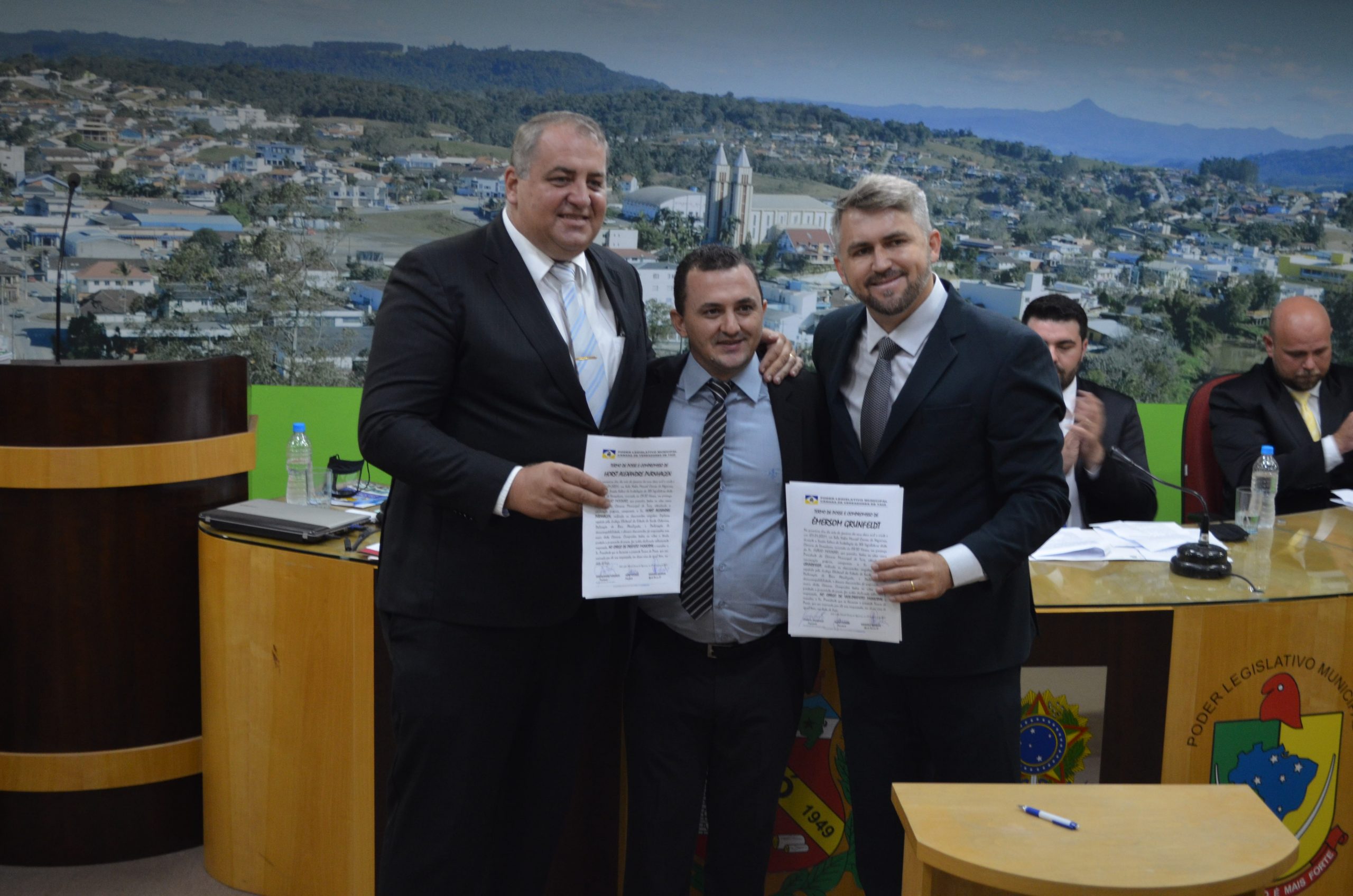Alexandre Purnhagen e Emerson Grunfeldt são empossados prefeito e vice-prefeito de Taió