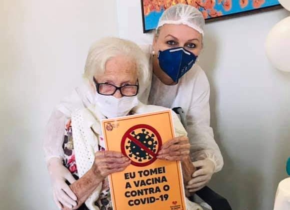 Idosa de 102 anos toma vacina contra Covid-19, em Taió