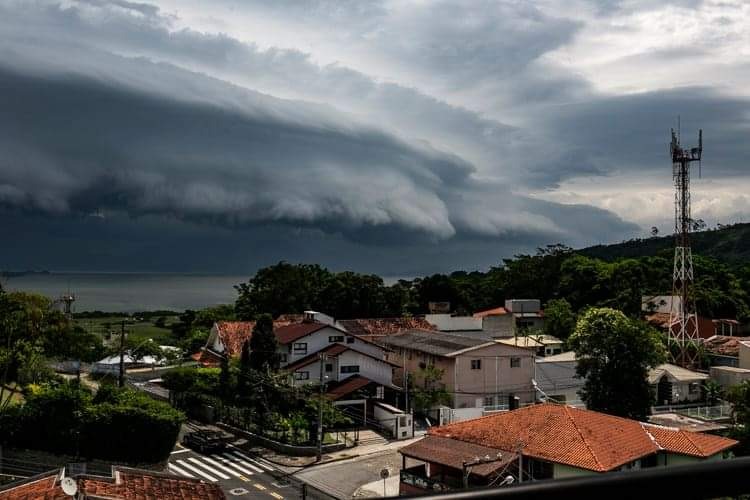 Alerta de temporais avança em Santa Catarina com ventos e risco de estragos; veja horários