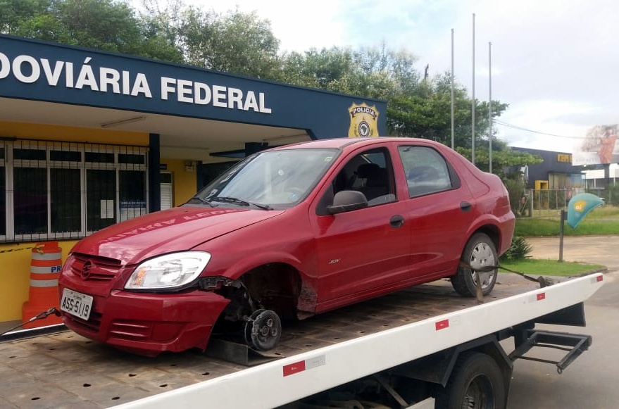 PRF aborda veículo que trafegava sem pneu, na BR-470, em Rio do Sul