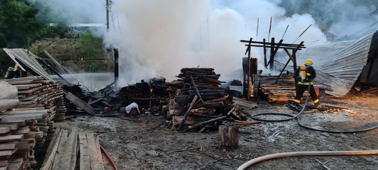 Incêndio é registrado em um rancho, no Alto Vale